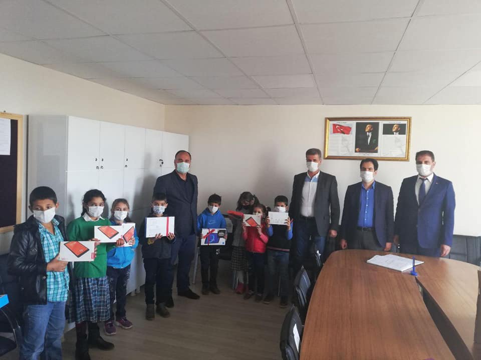 Hayırseverler öğrencileri tabletsiz bırakmadı