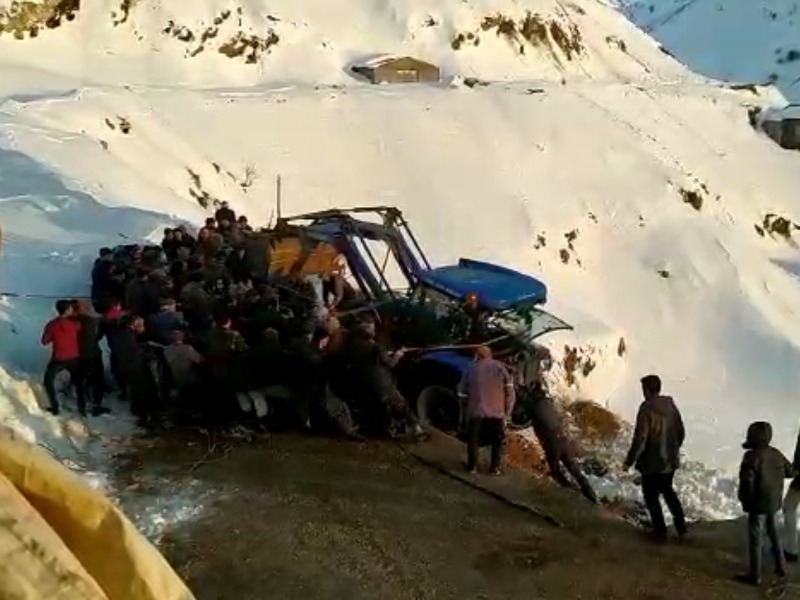 Köylüler el birliği ile traktörü  kurtardı