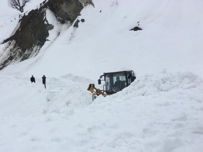 Özel idare ekipleri karla mücadeleye devam ediyor