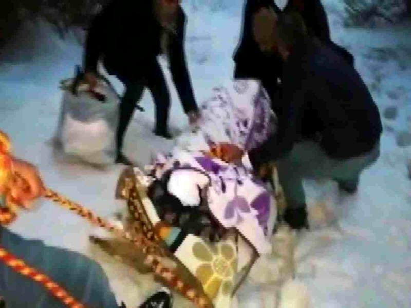 Hastayı tahta kızak ile ambulansa ulaştırdılar