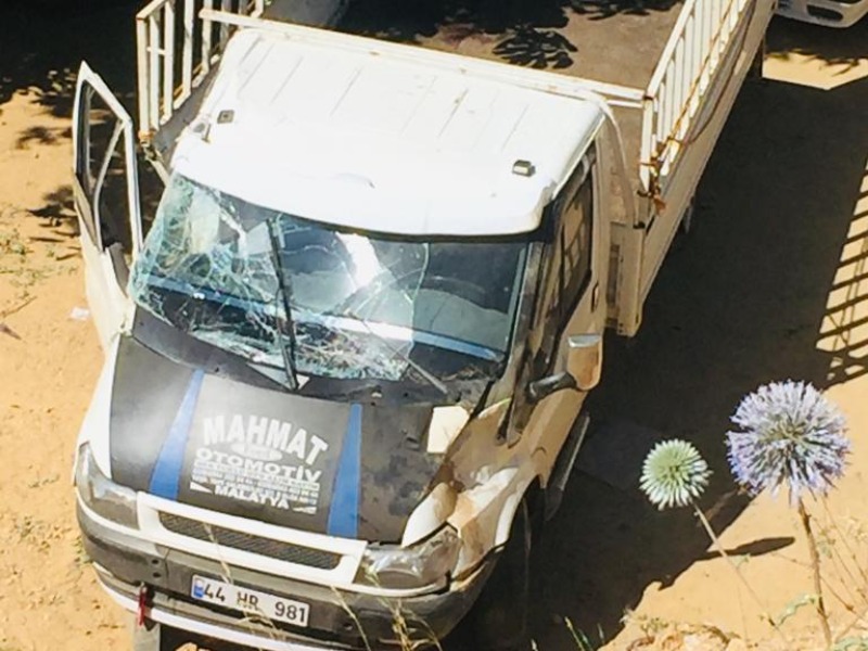 Sincik'te feci kaza; Kamyonet şarampole yuvarlandı: 2’si ağır 3 yaralı