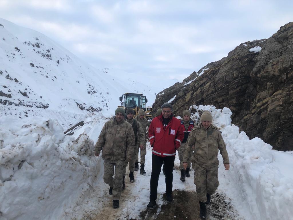 KARLI DAĞLAR AŞILARAK DEPREMZEDELERE YARDIMLAR ULAŞTIRILDI