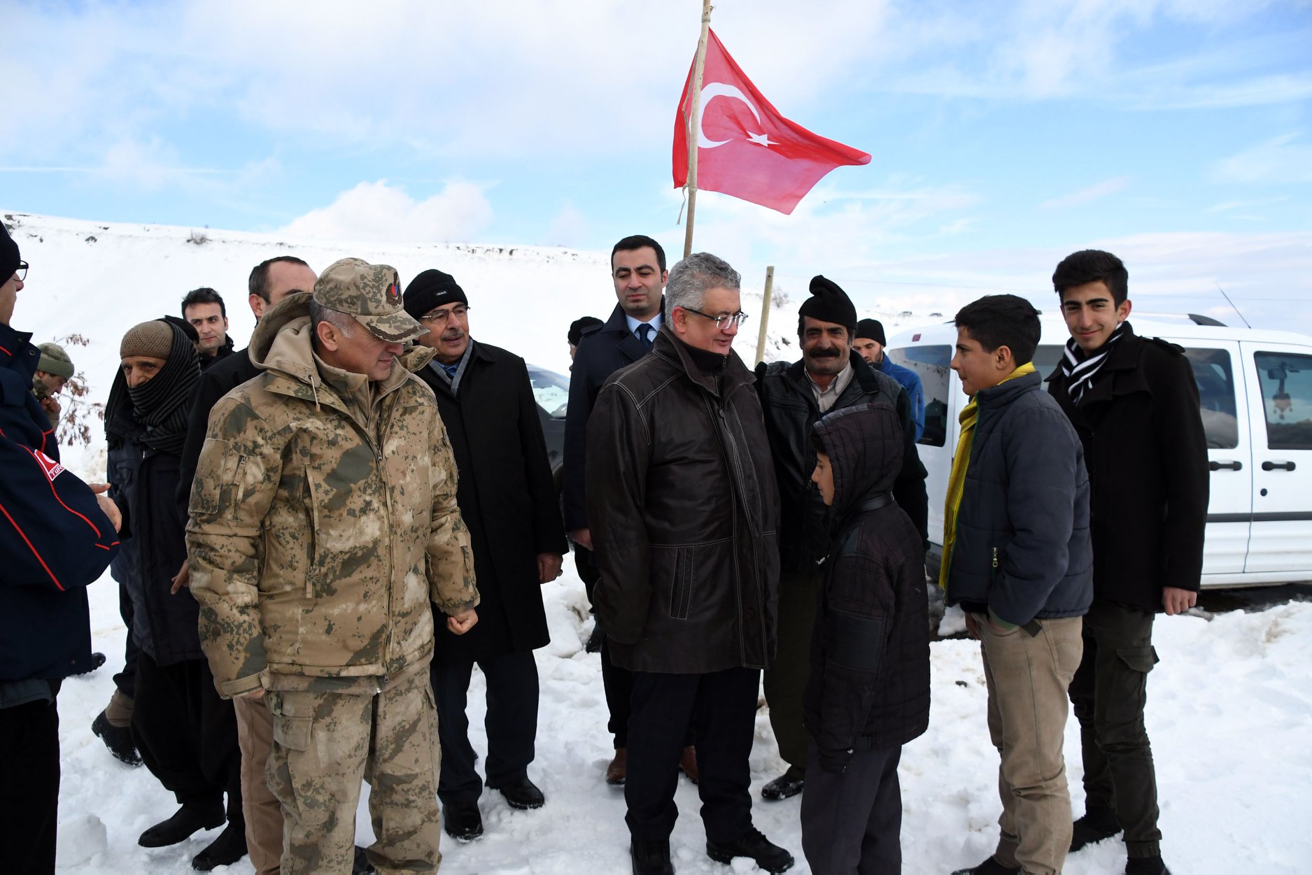Kar Kış Demeden Depremin Yaraları Sarılıyor