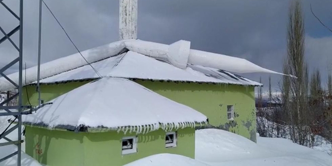 Sincik'te fırtına minareyi devirdi