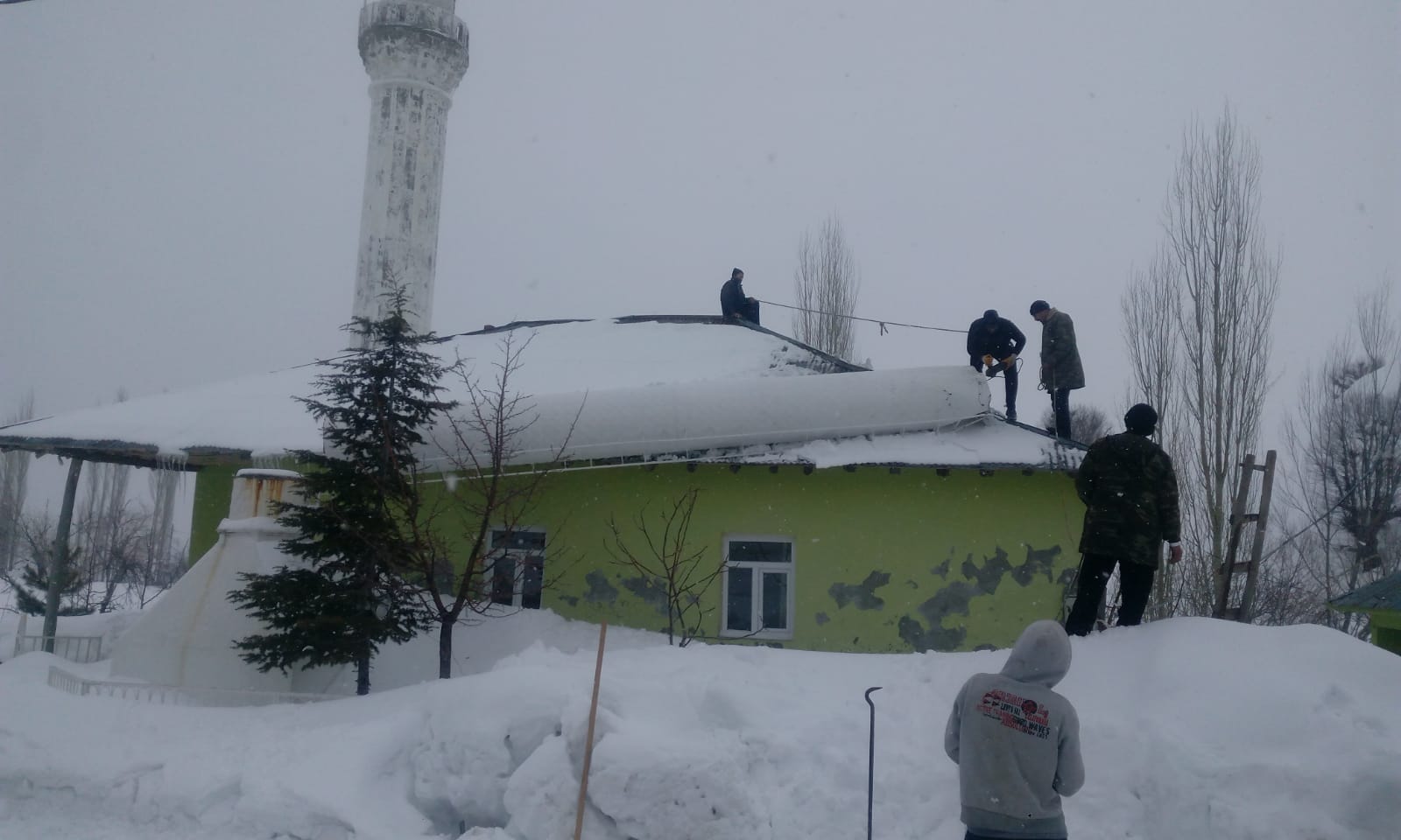 Caminin Üzerine Devrilen Minare Kaldırıldı