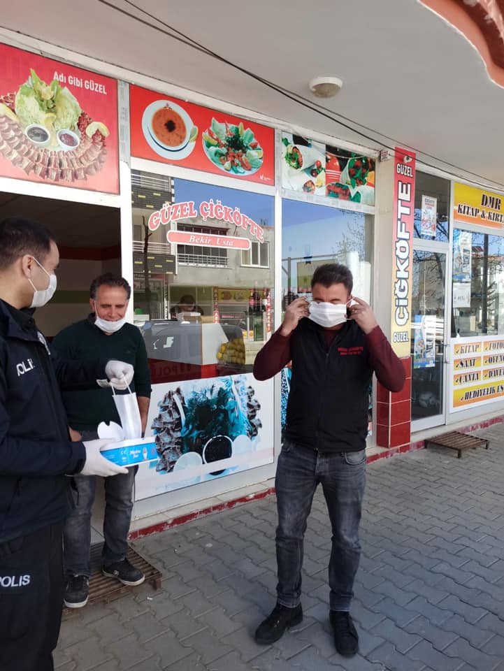 Sincik'te polisler maske dağıttı