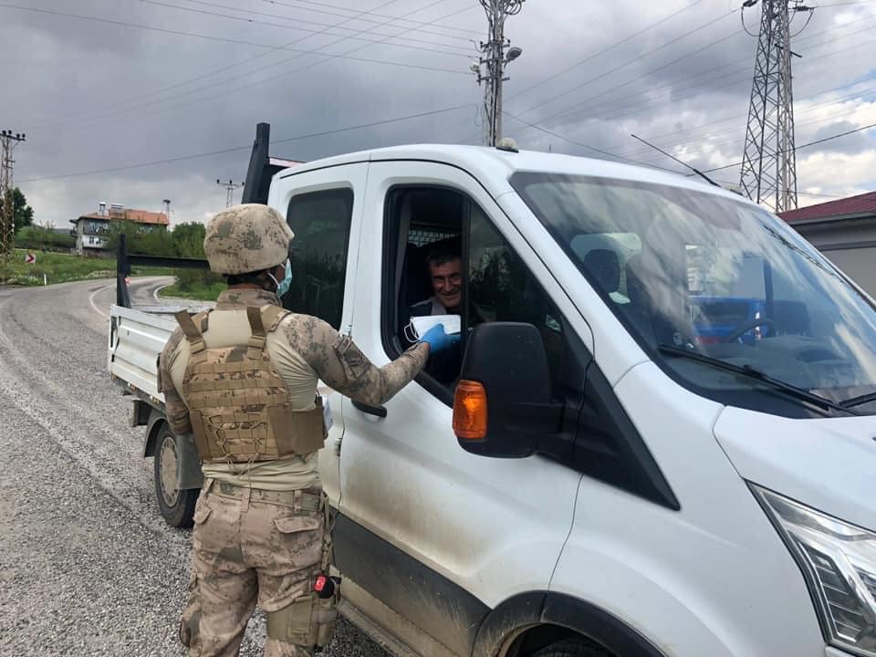 Jandarma vatandaşlara maske dağıtıldı