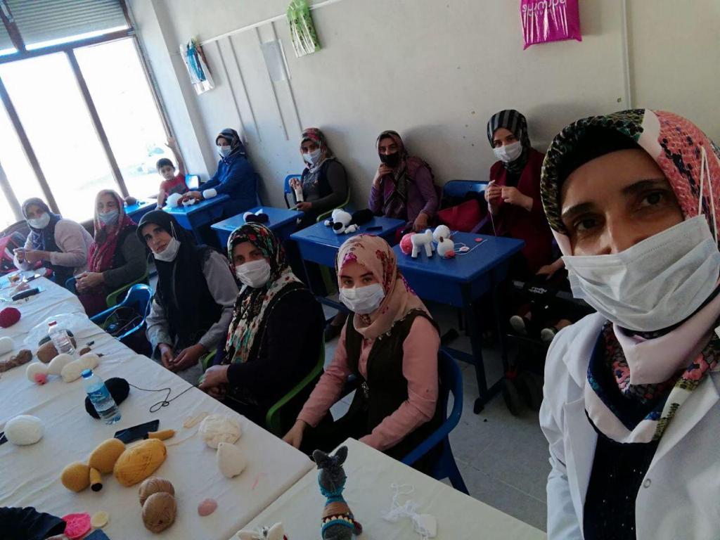 Kursiyerlerden Ana Sınıfı Öğrencilerine Örgü Oyuncak