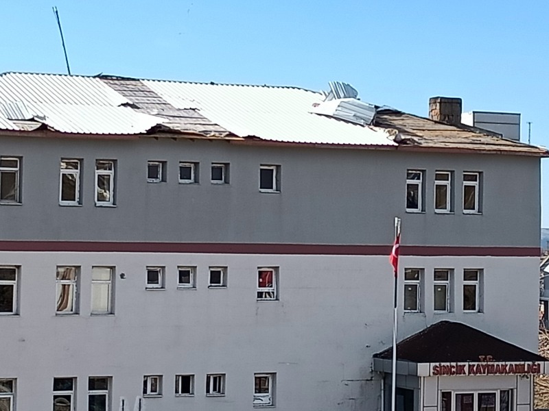 Şiddetli Rüzgar Kaymakamlık binasının çatısını uçurdu