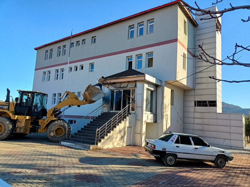 Sincik Hükümet Konağı yıkılıyor
